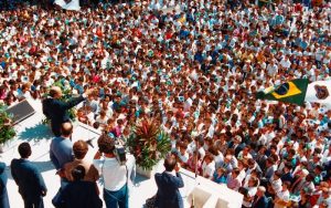 J. A. Parmegiani O líder da LBV fala da marquise do primeiro prédio do Conjunto do Templo da Boa Vontade, inaugurado em 27 de maio de 1986, diante de uma multidão que superlotava o local.